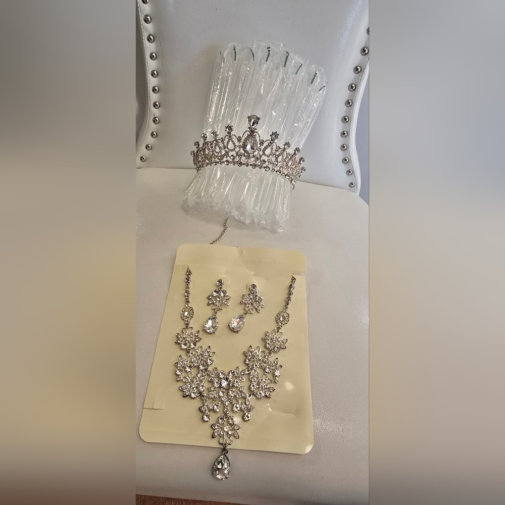 Elegant Silver Tiara and Jewelry Set